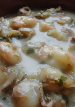 Una foto de Zamburiñas y langostinos en salsa