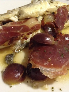 Una foto de Lubina con jamón ibérico y uva