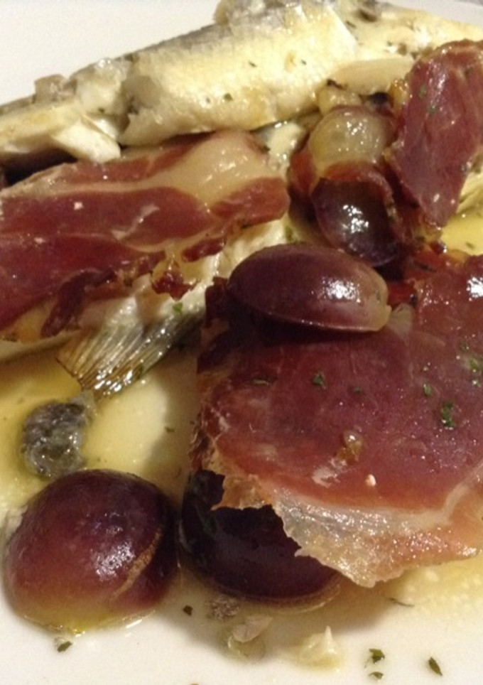Una foto de Lubina con jamón ibérico y uva