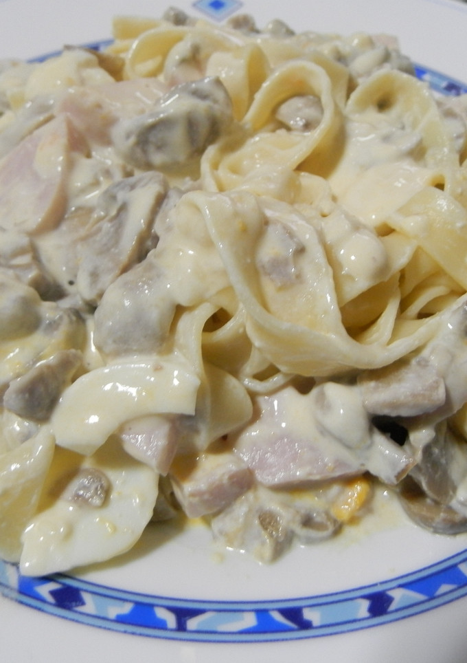 Una foto de Fetuccini con salsa de champiñones al vino blanco