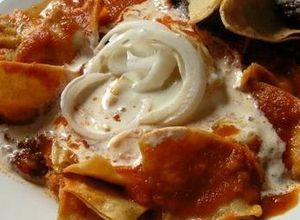 Una foto de Chilaquiles de Guajillo