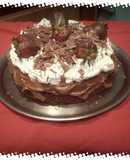 Torta brownie con frutillas bañas en chocolate