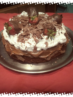 Una foto de Torta brownie con frutillas bañas en chocolate