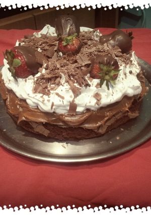 Una foto de Torta brownie con frutillas bañas en chocolate