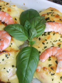 Una foto de Bacalao fresco gratinado con langostinos