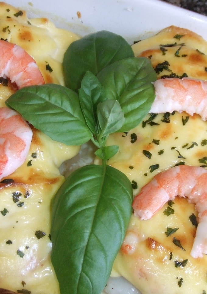Una foto de Bacalao fresco gratinado con langostinos