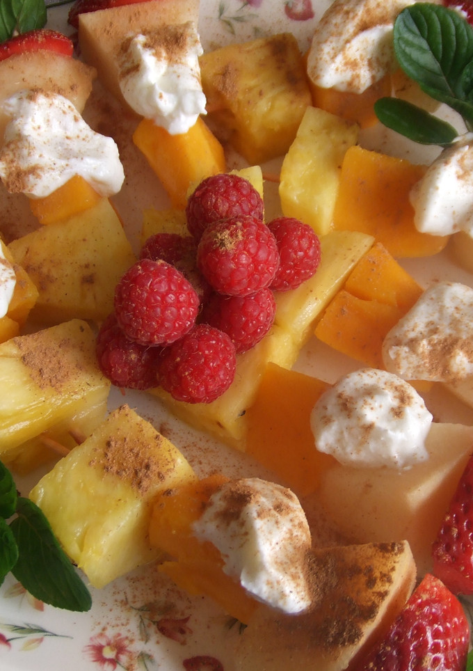 Una foto de Brochetas de frutas de estación