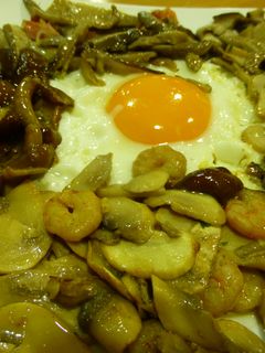 Una foto de Variado de setas con huevo frito