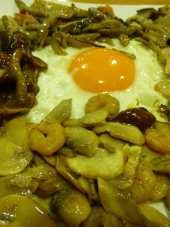 Una foto de Variado de setas con huevo frito