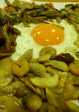 Una foto de Variado de setas con huevo frito