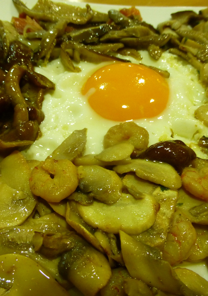 Una foto de Variado de setas con huevo frito
