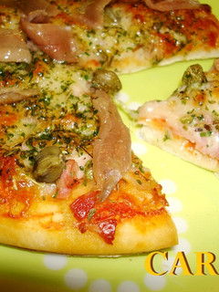 Una foto de Pizzeta de beicon y anchoas