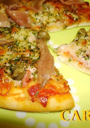 Una foto de Pizzeta de beicon y anchoas