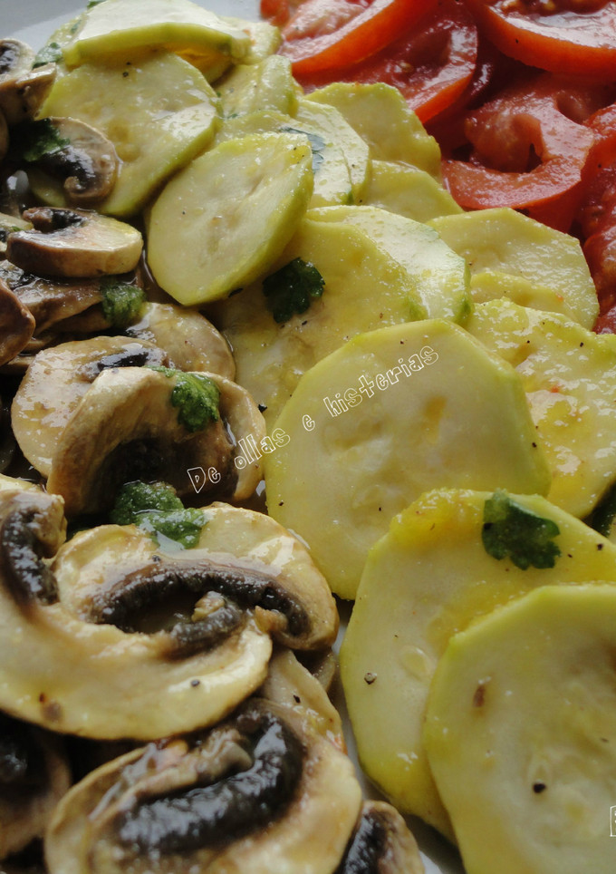 Una foto de Verduras marinadas para guarnición