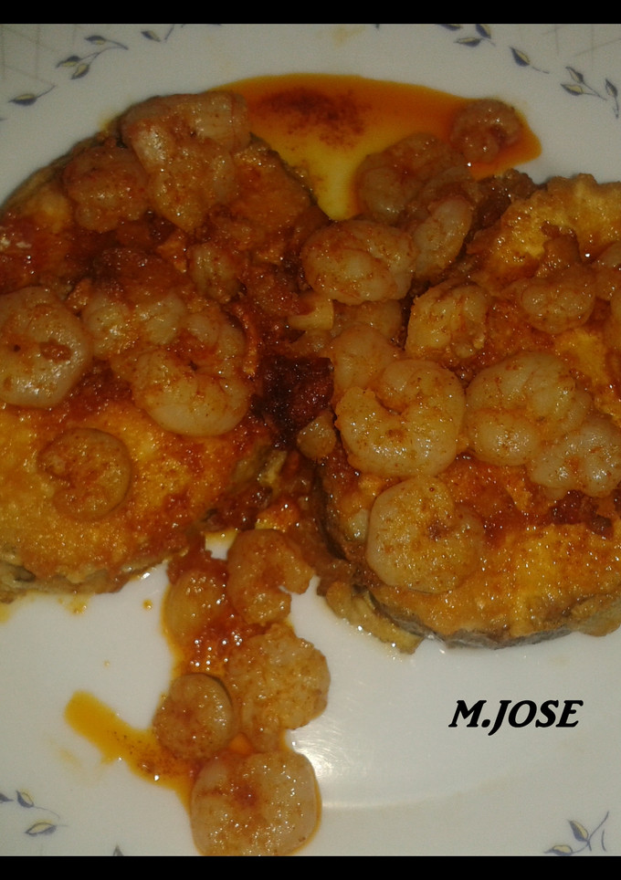 Una foto de Gambas al ajillo con base de merluza