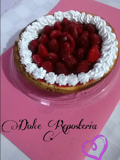 Una foto de Pay de queso con mermelada y fresas
