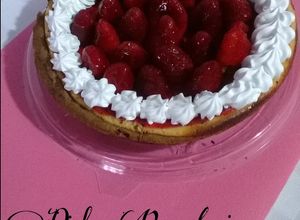 Una foto de Pay de queso con mermelada y fresas