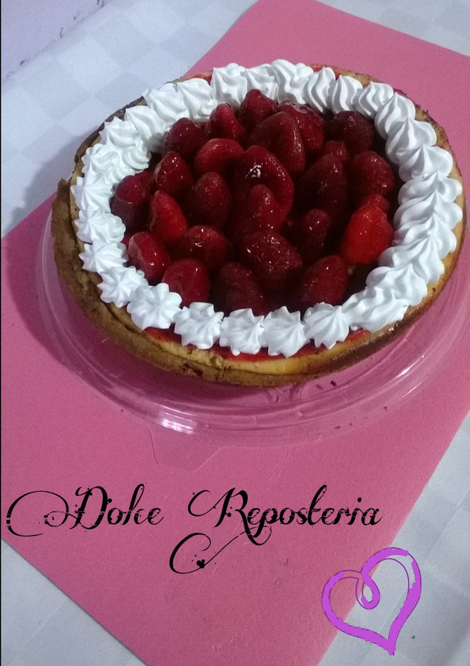 Una foto de Pay de queso con mermelada y fresas