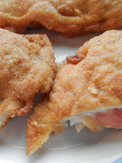 Una foto de Filetes de pollo empanados y rellenos