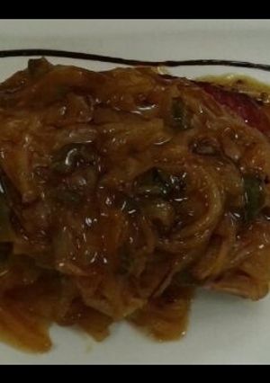Una foto de Lomo de atún con cebolla caramelizada