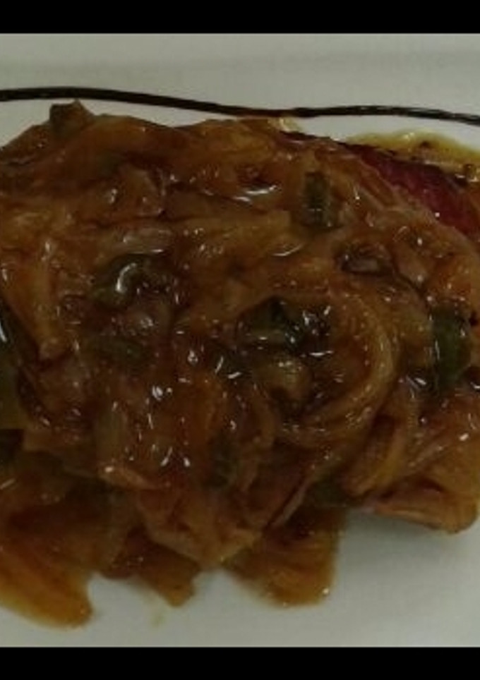 Una foto de Lomo de atún con cebolla caramelizada