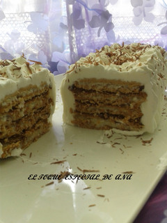 Una foto de Pastel de coco y nutella con galletas