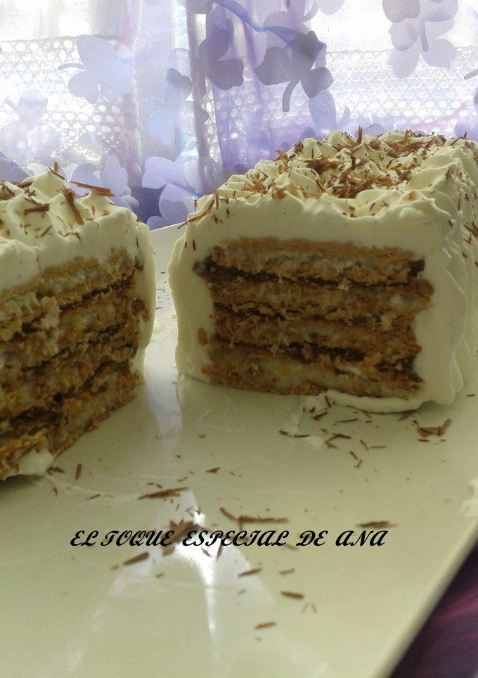 Una foto de Pastel de coco y nutella con galletas