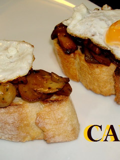 Una foto de Montaditos de setas y huevos de codorniz
