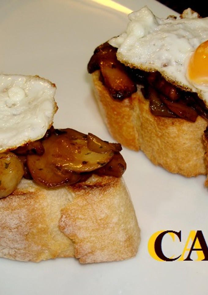 Una foto de Montaditos de setas y huevos de codorniz