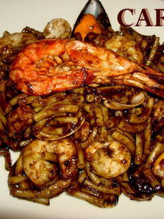 Una foto de Fideos negros gruesos