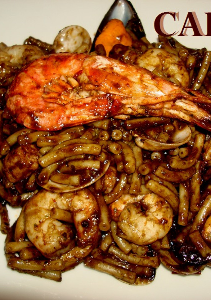 Una foto de Fideos negros gruesos
