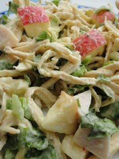Una foto de Ensalada de pollo y manzana roja