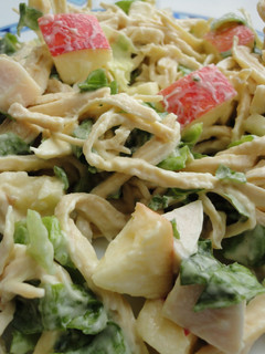 Una foto de Ensalada de pollo y manzana roja