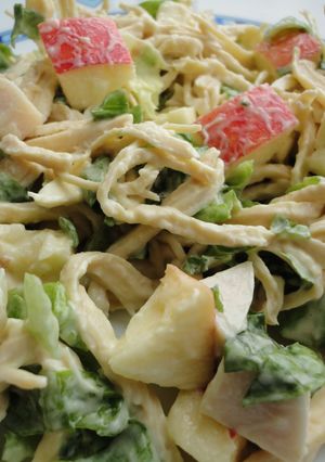 Una foto de Ensalada de pollo y manzana roja