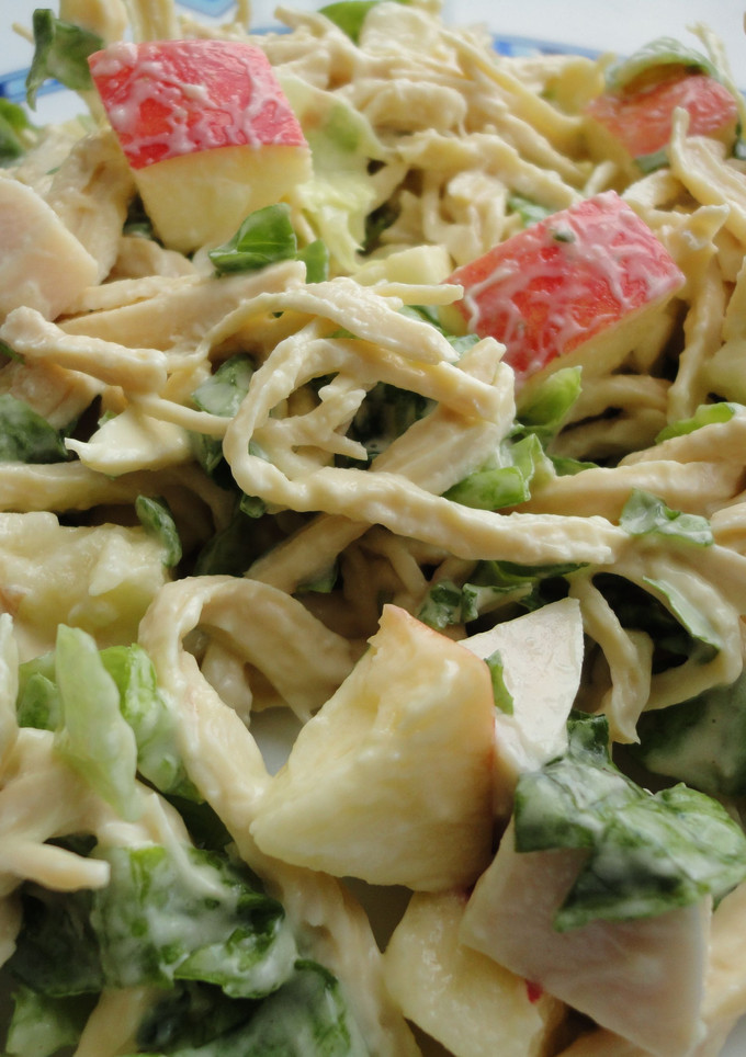 Una foto de Ensalada de pollo y manzana roja