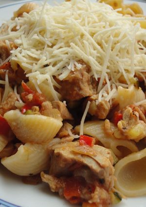 Una foto de Macarrones con verduras y atún