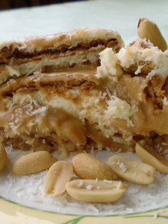 Una foto de Tarta de galletas con piña, nata y dulce de leche