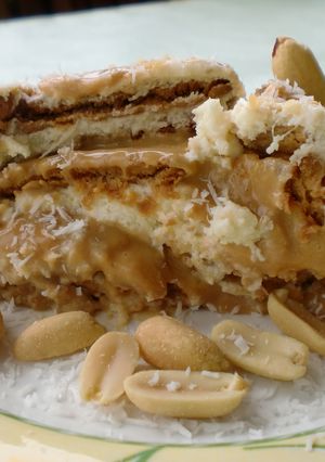 Una foto de Tarta de galletas con piña, nata y dulce de leche