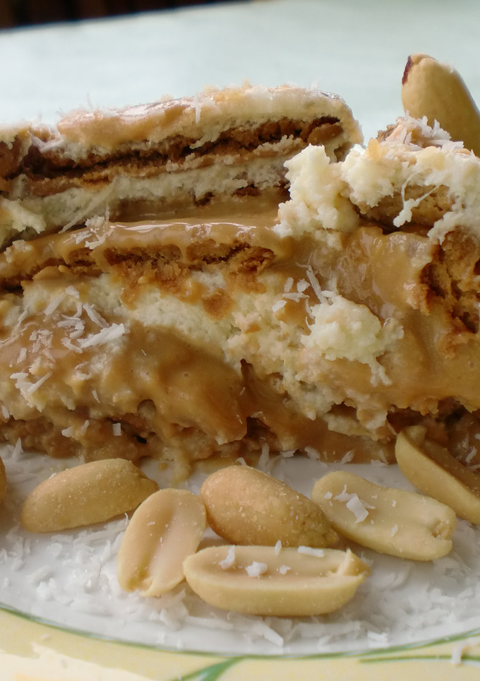 Una foto de Tarta de galletas con piña, nata y dulce de leche