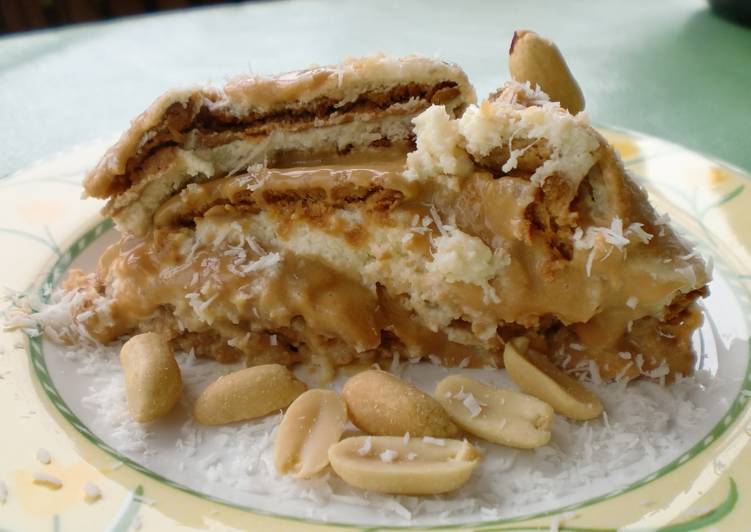 Tarta de galletas con piña, nata y dulce de leche