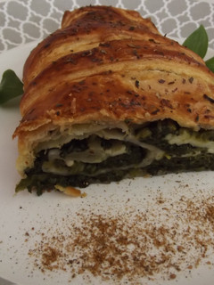 Una foto de Tronco de espinacas, queso blanco y sésamo