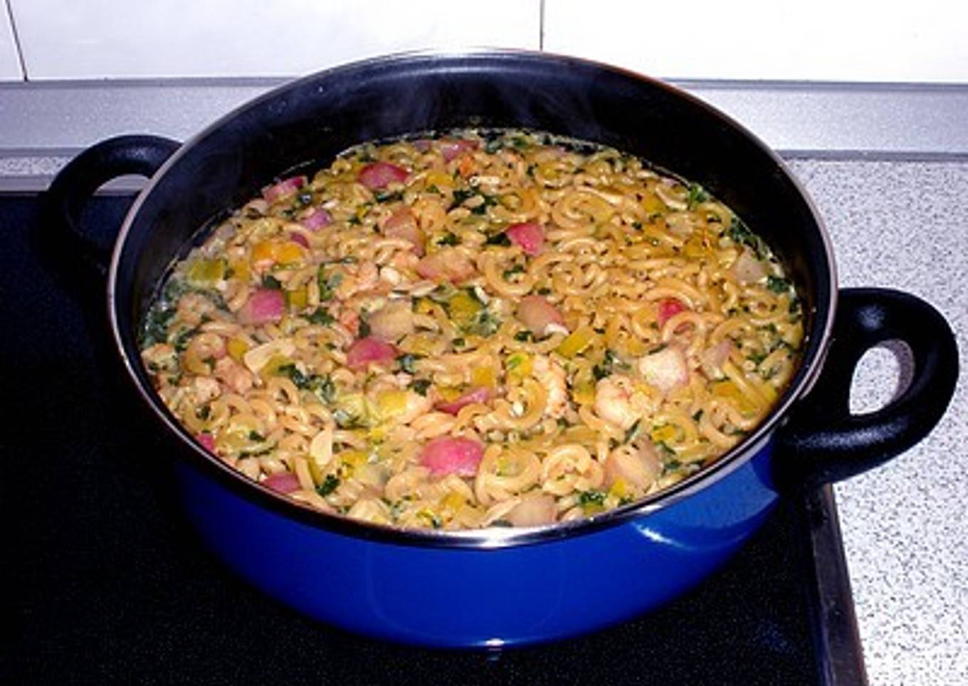 Fideuà con gambas y rabanitos