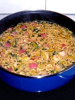Una foto de Fideuà con gambas y rabanitos