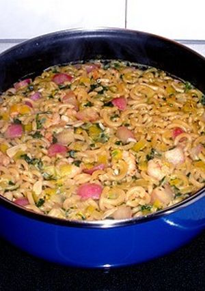 Una foto de Fideuà con gambas y rabanitos