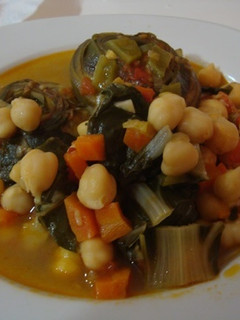Una foto de Potaje de garbanzos con alcachofas