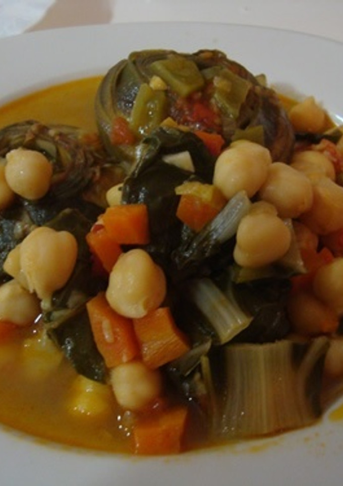 Una foto de Potaje de garbanzos con alcachofas