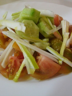 Una foto de Ensalada de tomate y cebolleta
