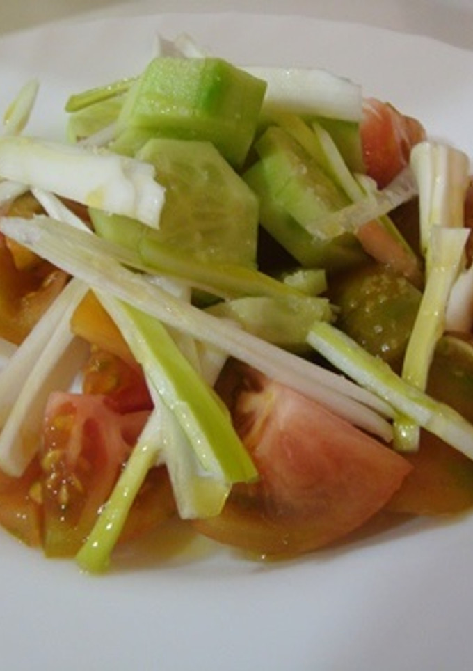 Una foto de Ensalada de tomate y cebolleta