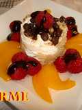 Postre primaveral de helado con frambuesas
