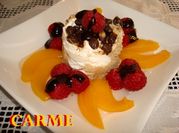 Una foto de helado de chocolate con frambuesa